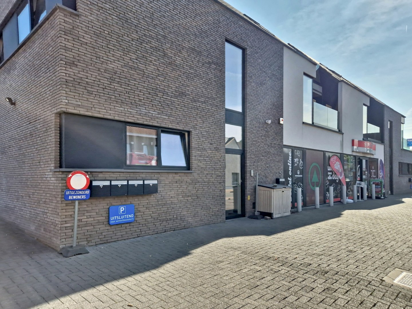 Modern appartement met 2 slaapkamer, terras en garage in Ursel 