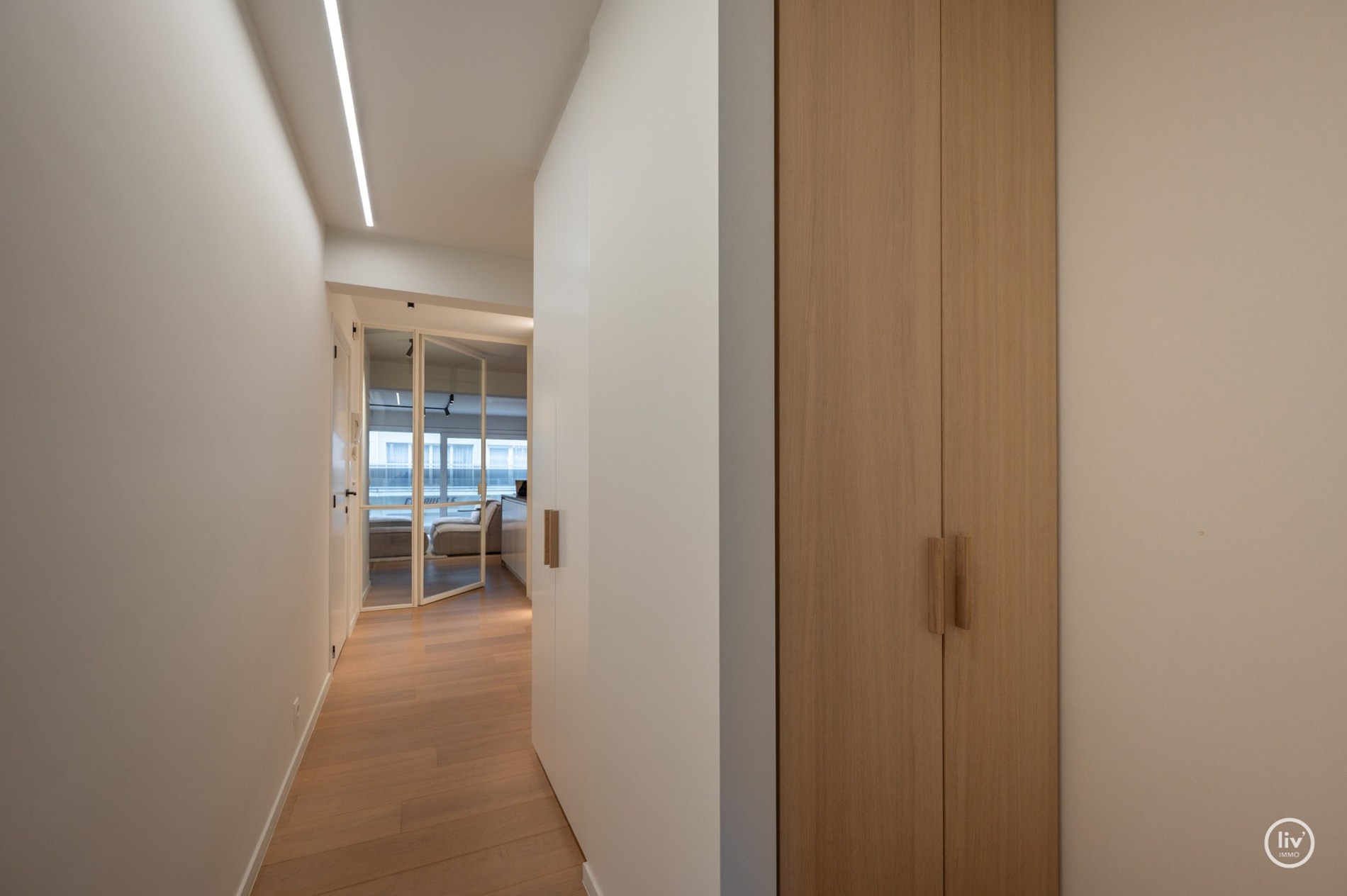 Prachtig ruim 2 slaapkamerappartement met mooie gevelbreedte en groot zonneterras op een topligging vlakbij de Dumortierlaan te Knokke. Garage mogelijk in het gebouw. 