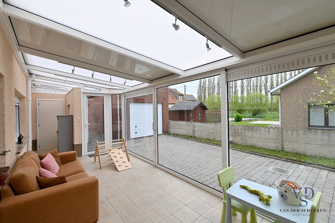 Tijdloze gezinswoning nabij de Schelde. 