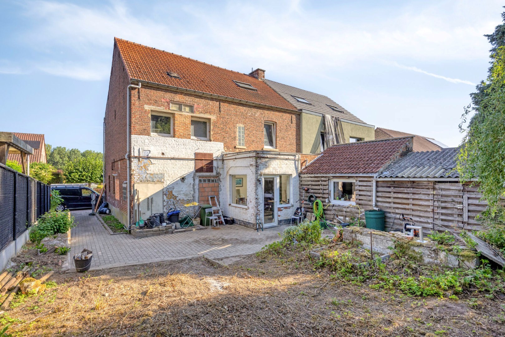 Halfopen bebouwing met 5 ruime slaapkamers, 2 badkamers, garage en tuin in Holsbeek – bewoonbare oppervlakte 214m² 