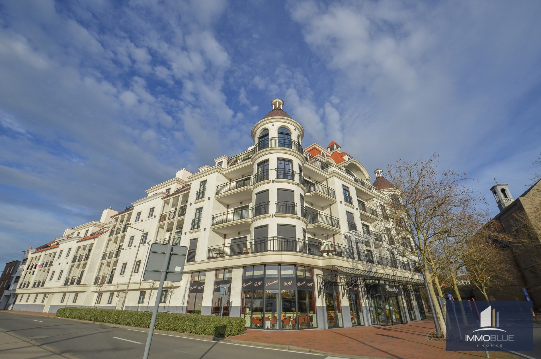 Appartement met gevelbreedte van ongeveer 5,2 meter en een ruim zonnig terras. 