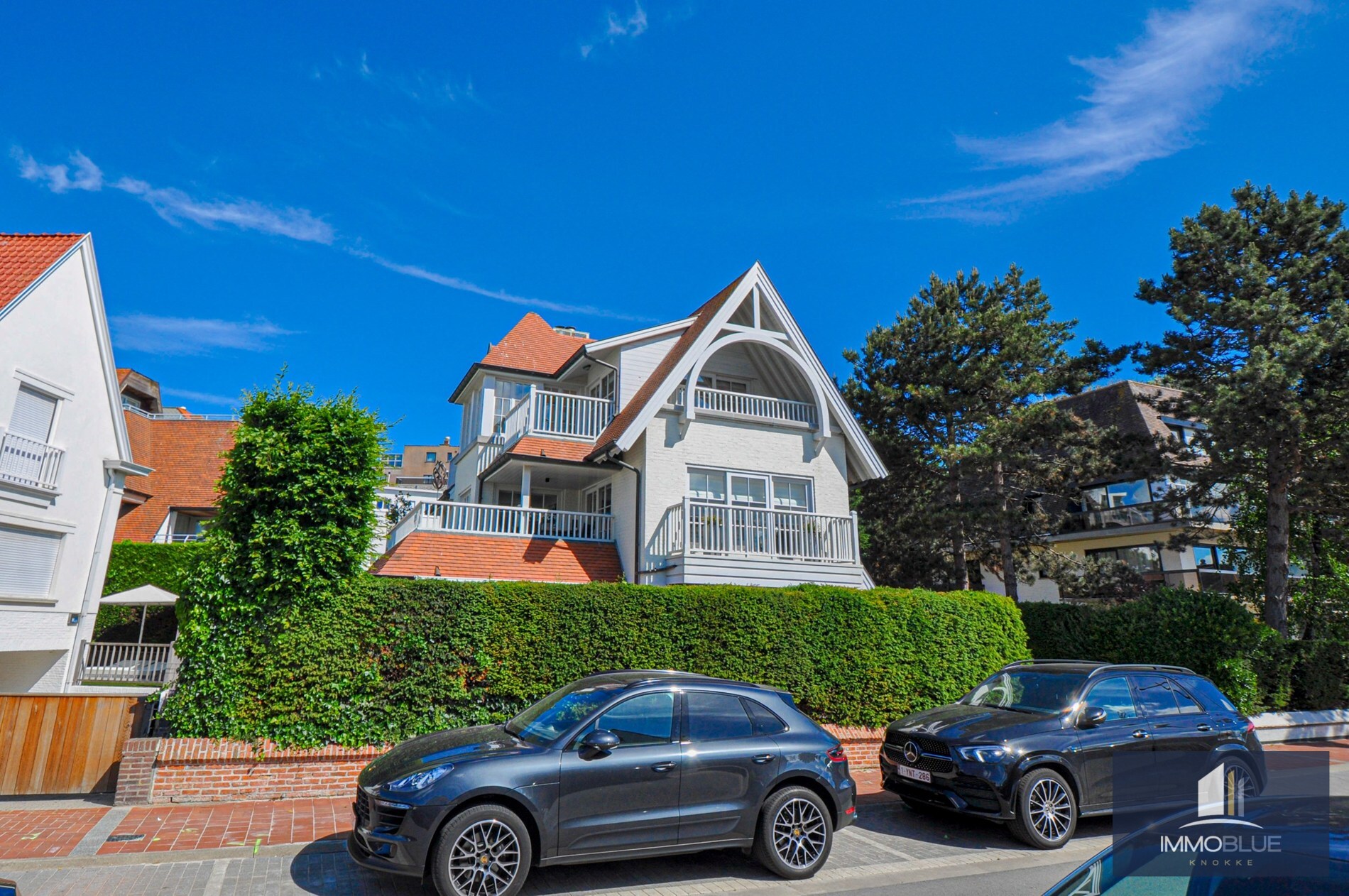 Appartement entièrement rénové avec de grandes terrasses ensoleillées. 