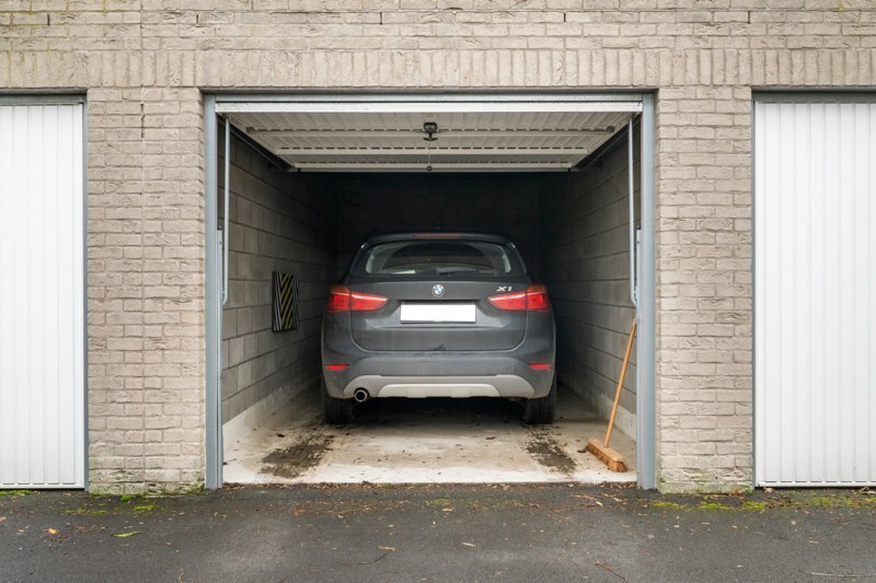 Uitstekend gelegen handelspand met woonst in Eernegem 