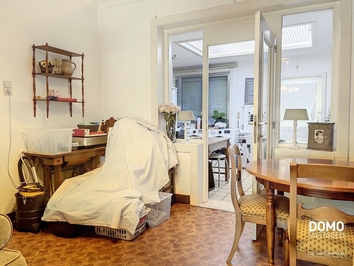 Te renoveren woning met tuin en terras in Hasselt, 2 slaapkamers, bouwjaar 1948. 