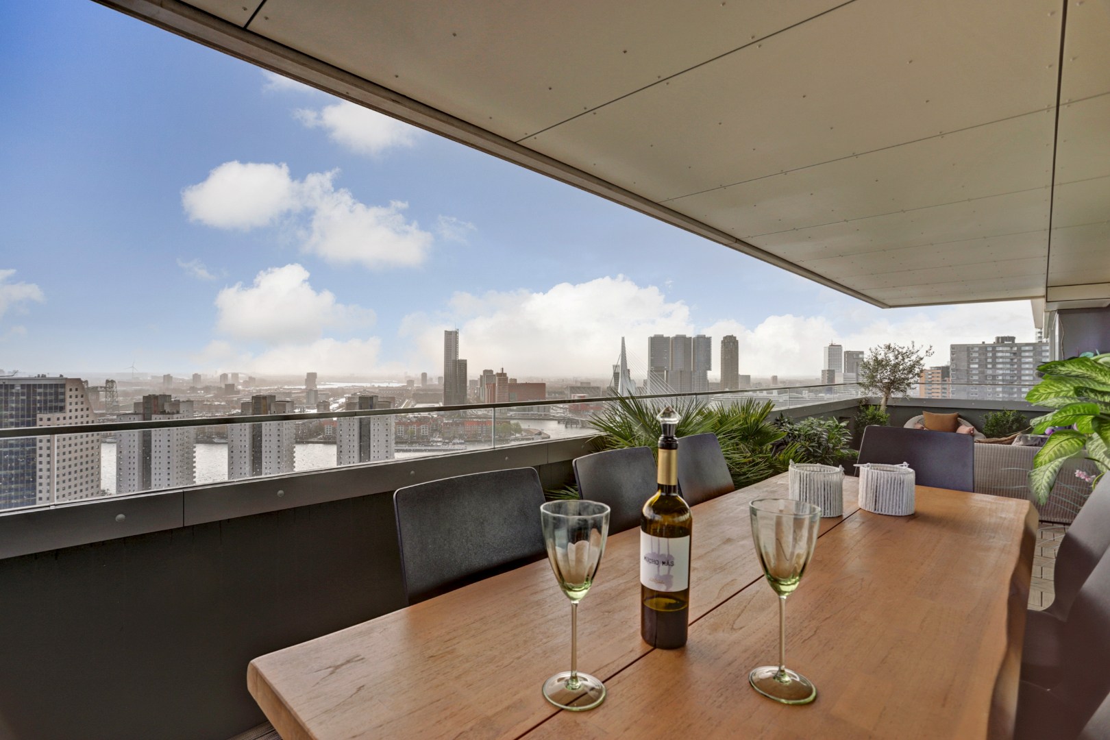 Ultiem luxe wonen in de iconische The CoolTower met spectaculair uitzicht, royaal terras (34 m²) en moderne afwerking in het bruisende hart van Rotterdam! 