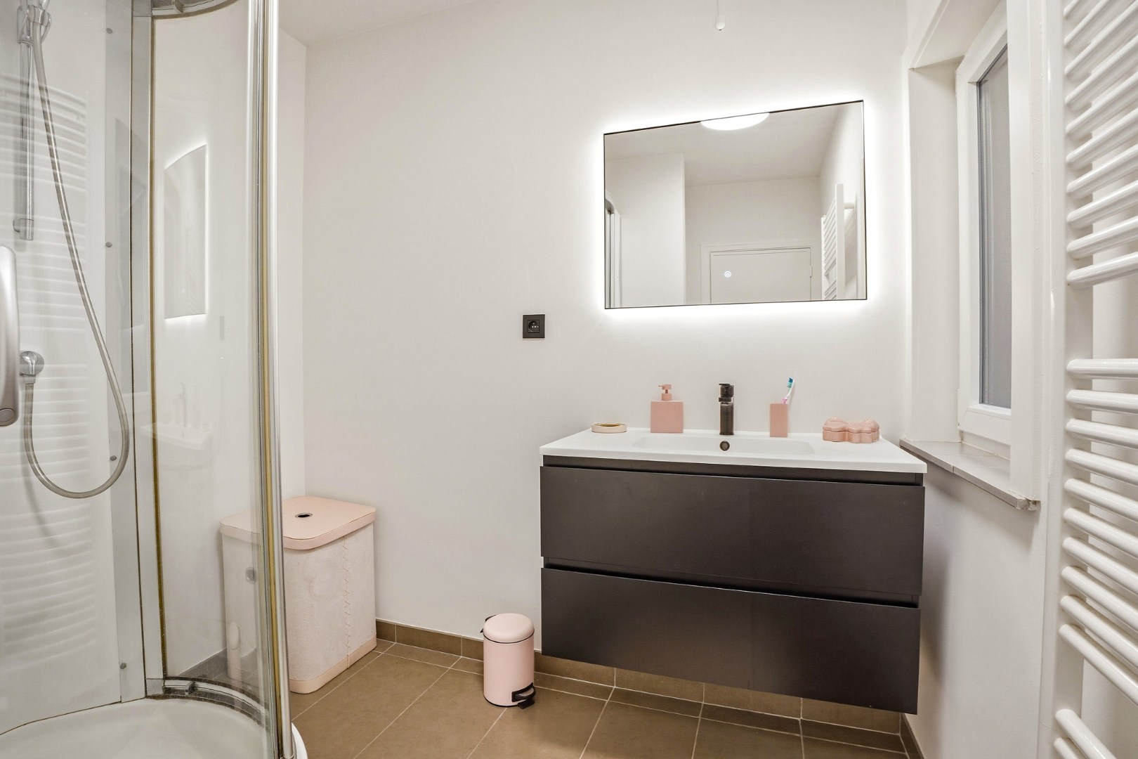 Instapklaar en lichtrijk 3-slaapkamerappartement (109 m²) met terras en privé-parkeerplaats te Oostduinkerke. 