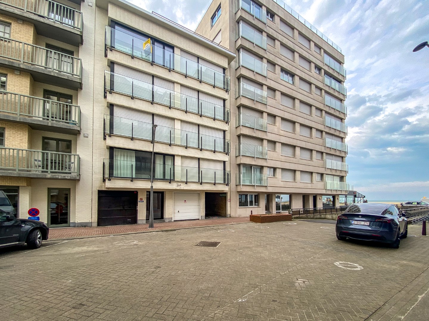 Kwalitatief gerenoveerd 2-slaapkamerappartment met zijdelings zeezicht en terras te Oostduinkerke-Bad 