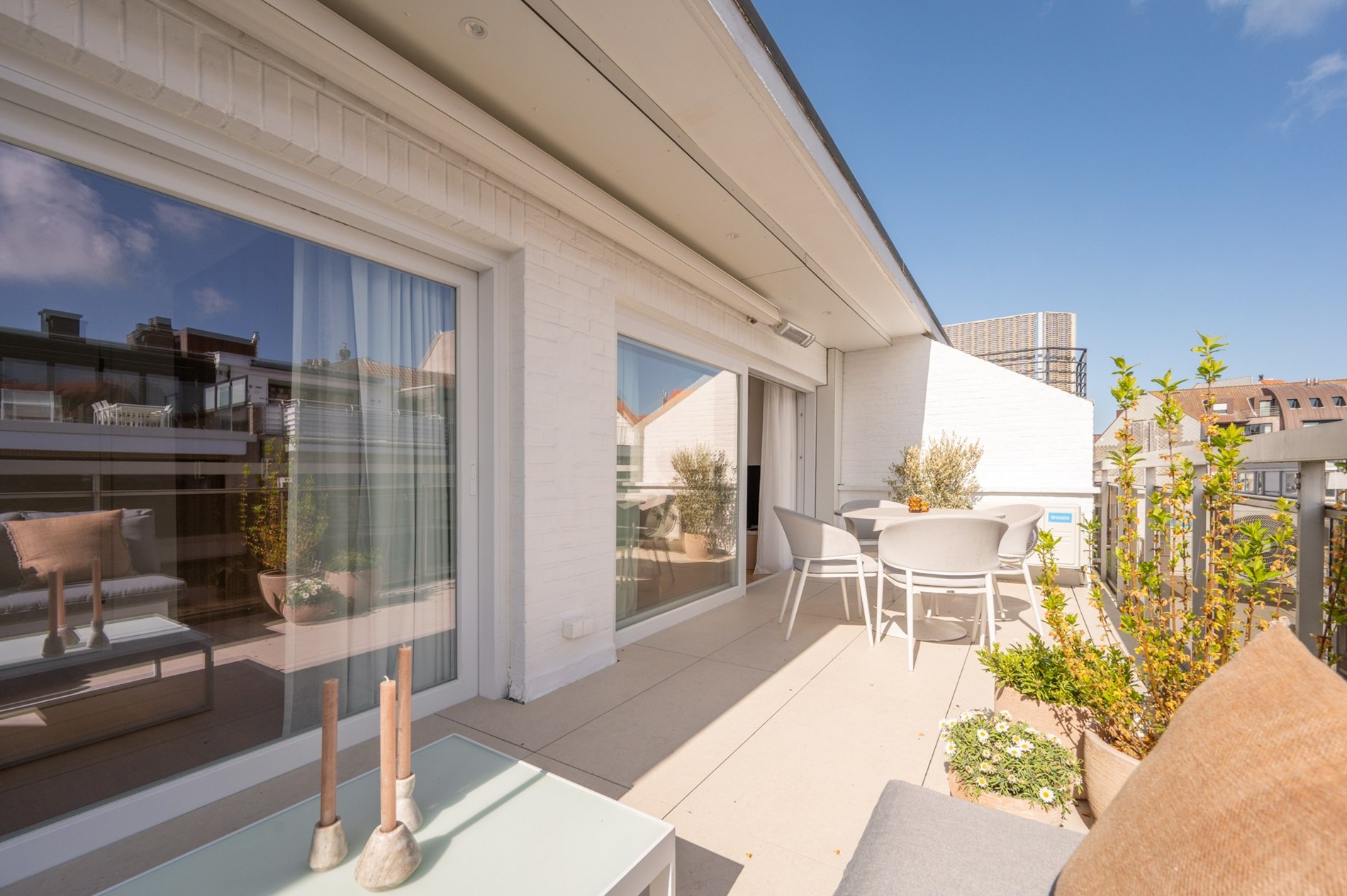 Penthouse duplex exceptionnel de 125 m² dans la résidence William, un bâtiment récent et élégant (2020), parfaitement situé au centre de Knokke. 