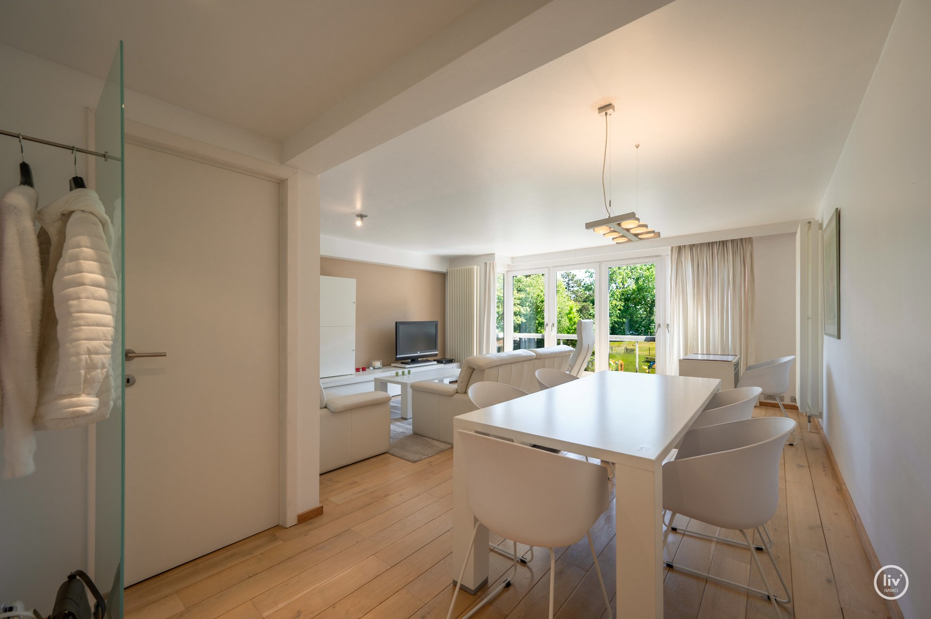 Instapklaar 2-slaapkamerappartement  gelegen te Piers de Raveschootlaan, vlakbij de Lippenslaan. 