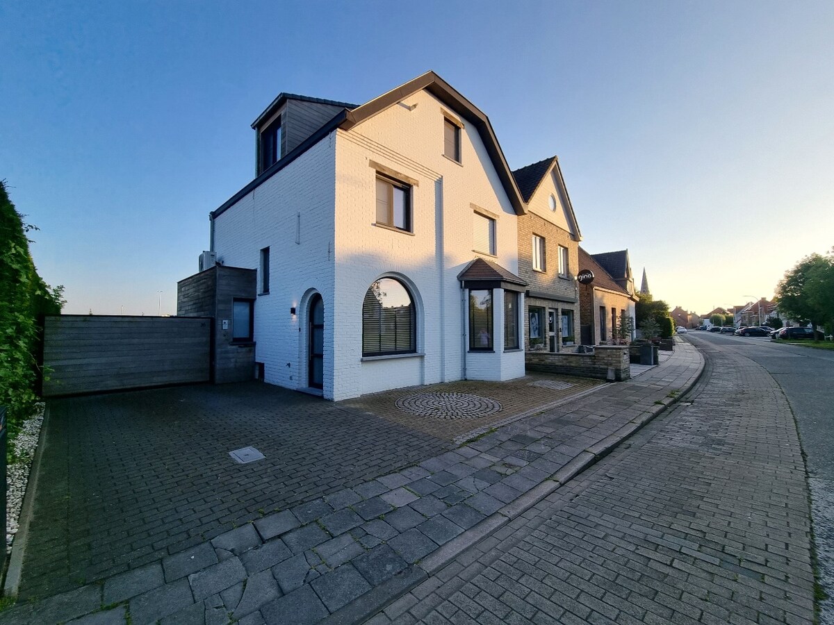 Prachtige, volledig gerenoveerde halfopen bebouwing op groot perceel van 842m² 