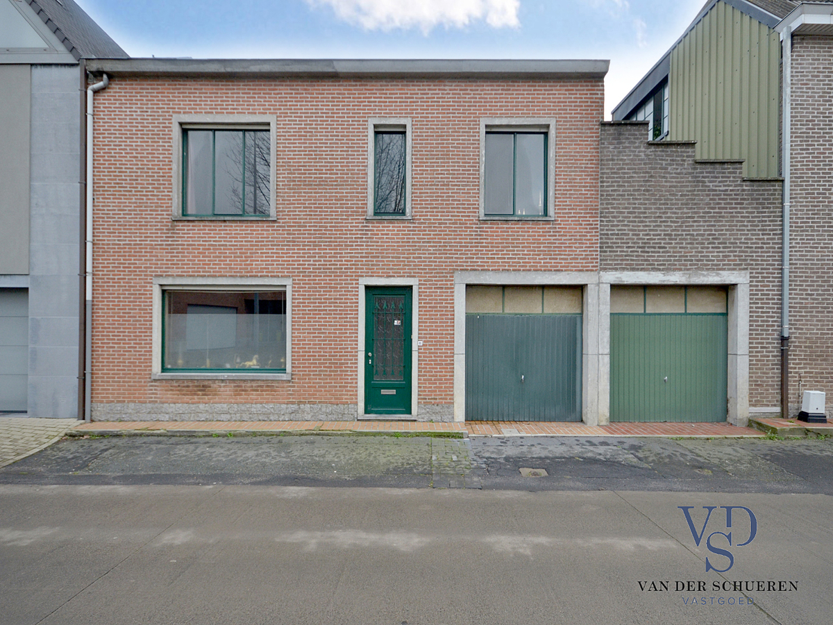 Zeer ruime, te renoveren woning (met enkele garage). Goed gelegen. 