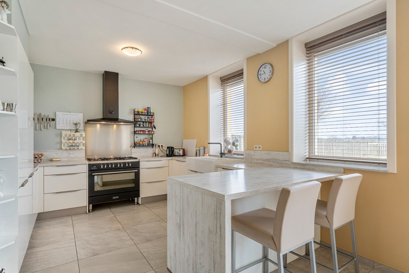 Vrijstaande, zeer verzorgde woning met aangrenzende, uitgeruste stalling/loods op een perceel van 72a14ca 