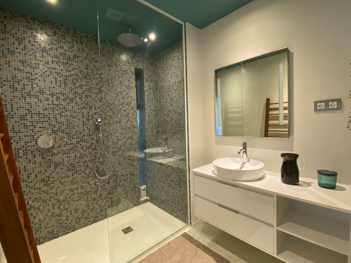 Authentique villa du 20e siècle, rénovée par un architecte de renom, avec 6 chambres et jardin ! 