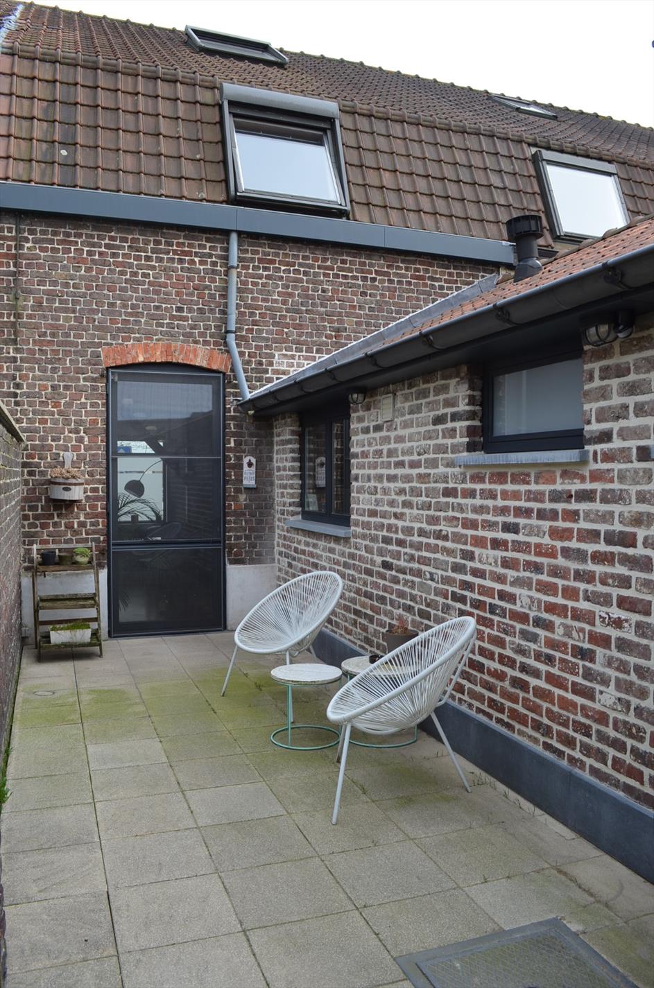 Knap gerenoveerde gezinswoning met  2 slpks (mogelijkheid 3), carport en tuin goed gelegen te Aalter 