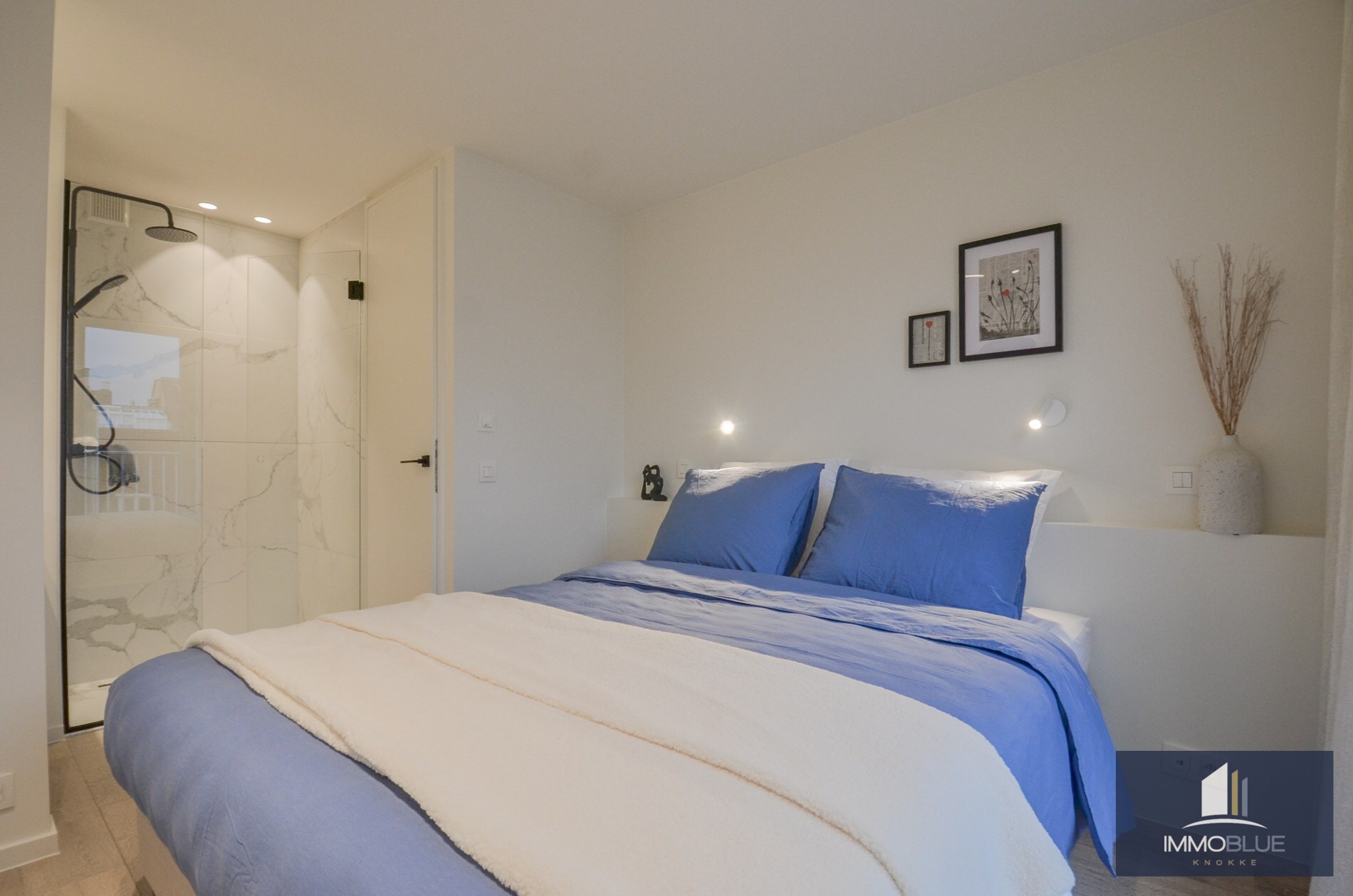 Penthouse entièrement rénové avec deux terrasses spacieuses (+/- 50 m²) situé à deux pas de la mer. 