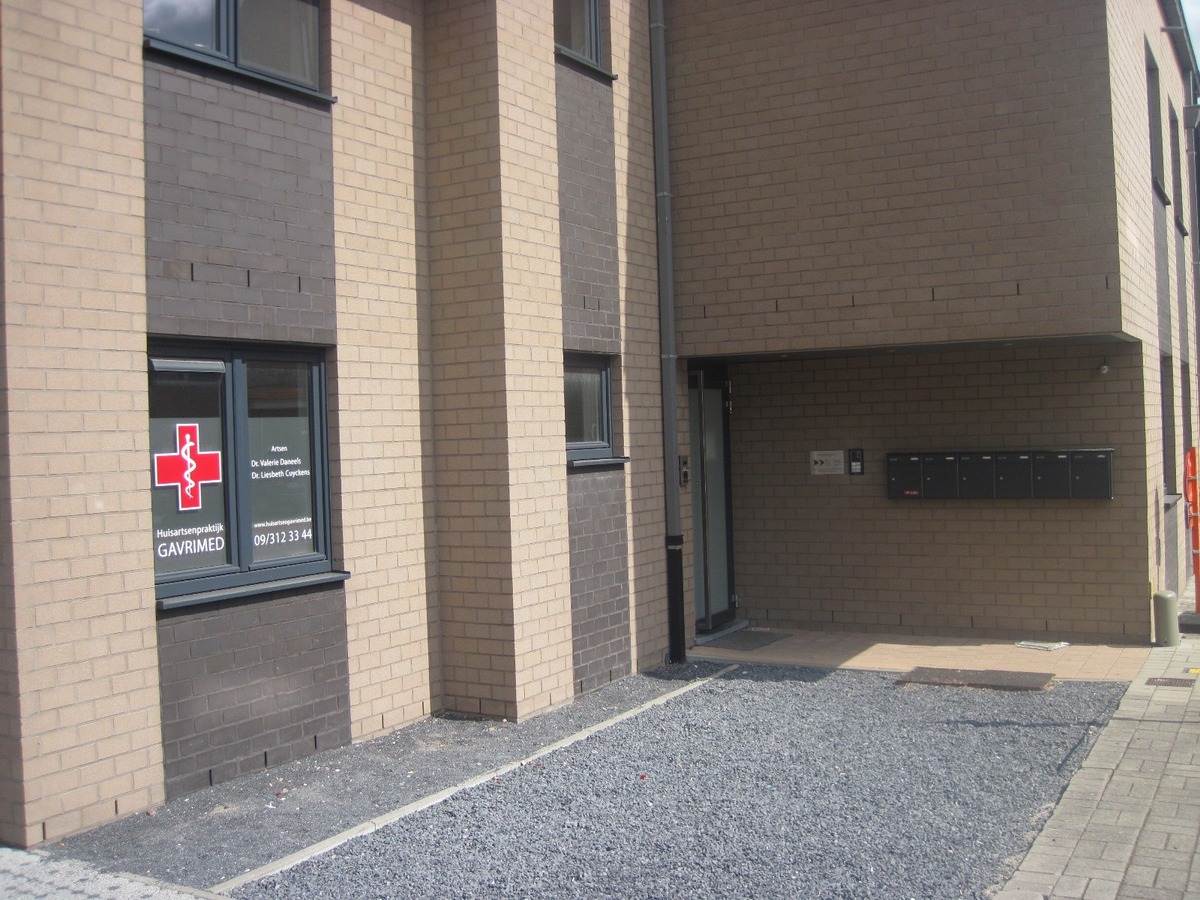 Ruim gelijkvloers appartement met terras en tuintje. Incl. afz. garage ! 