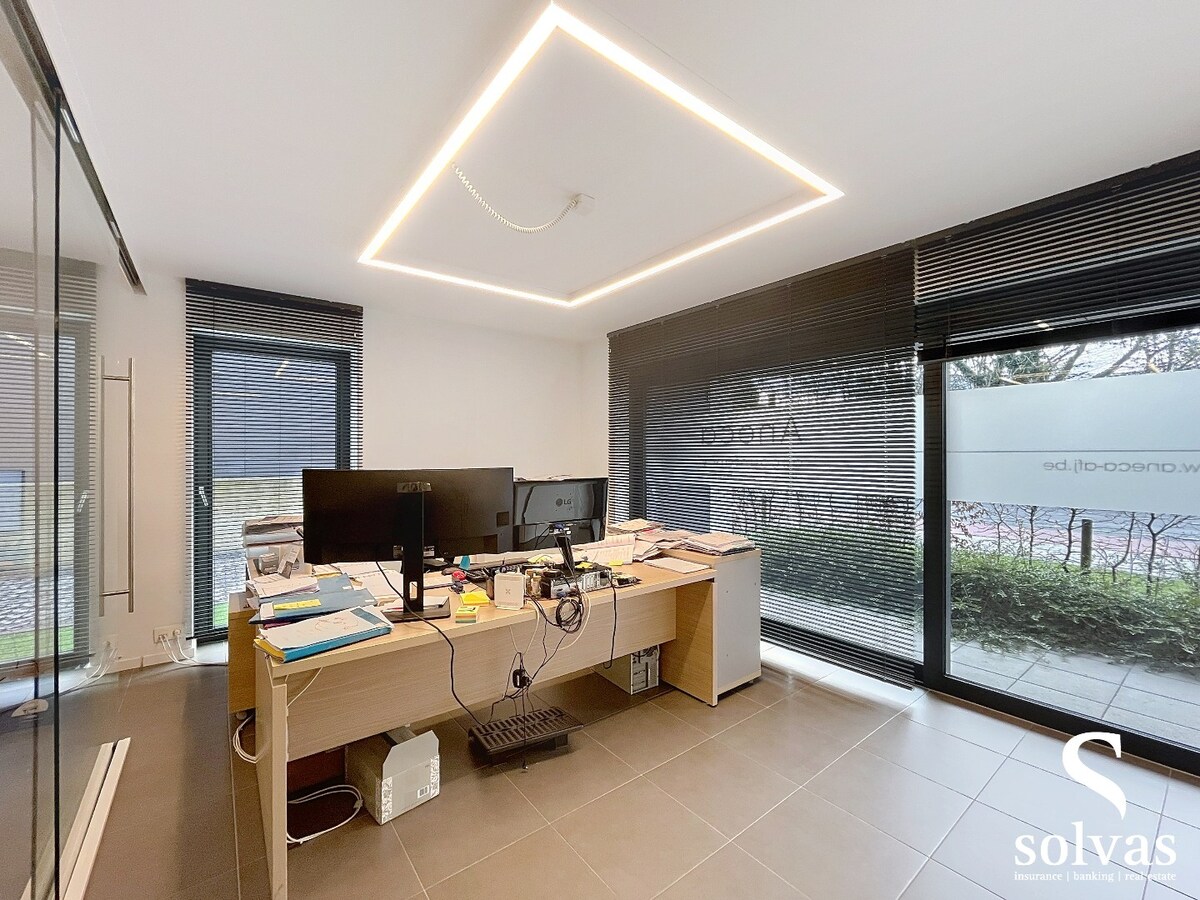 Commercieel kantoor op toplocatie in Aalter met 5 bureau ruimtes 