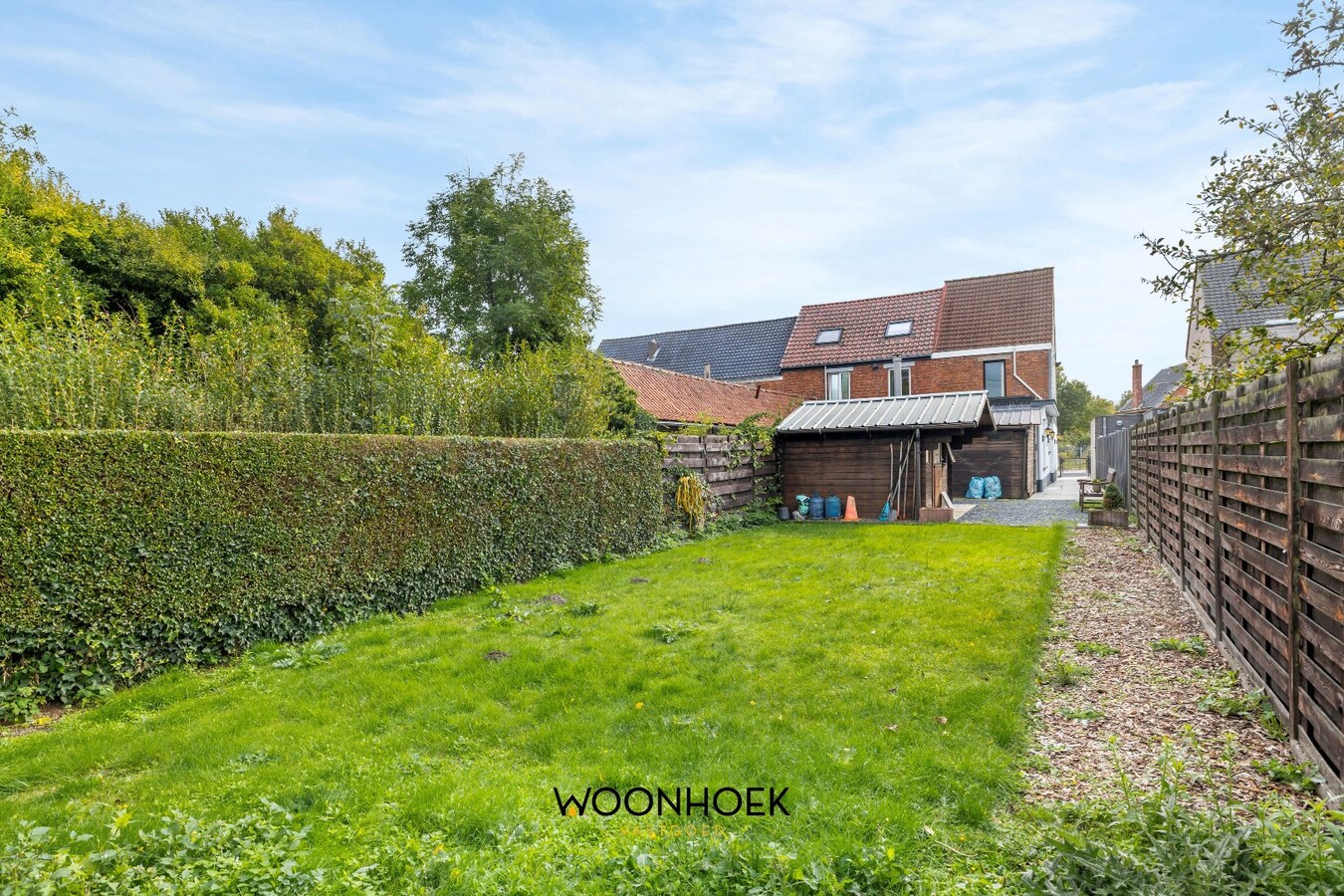 Halfopen bebouwing met 3 slaapkamers &amp; zij-ingang. 