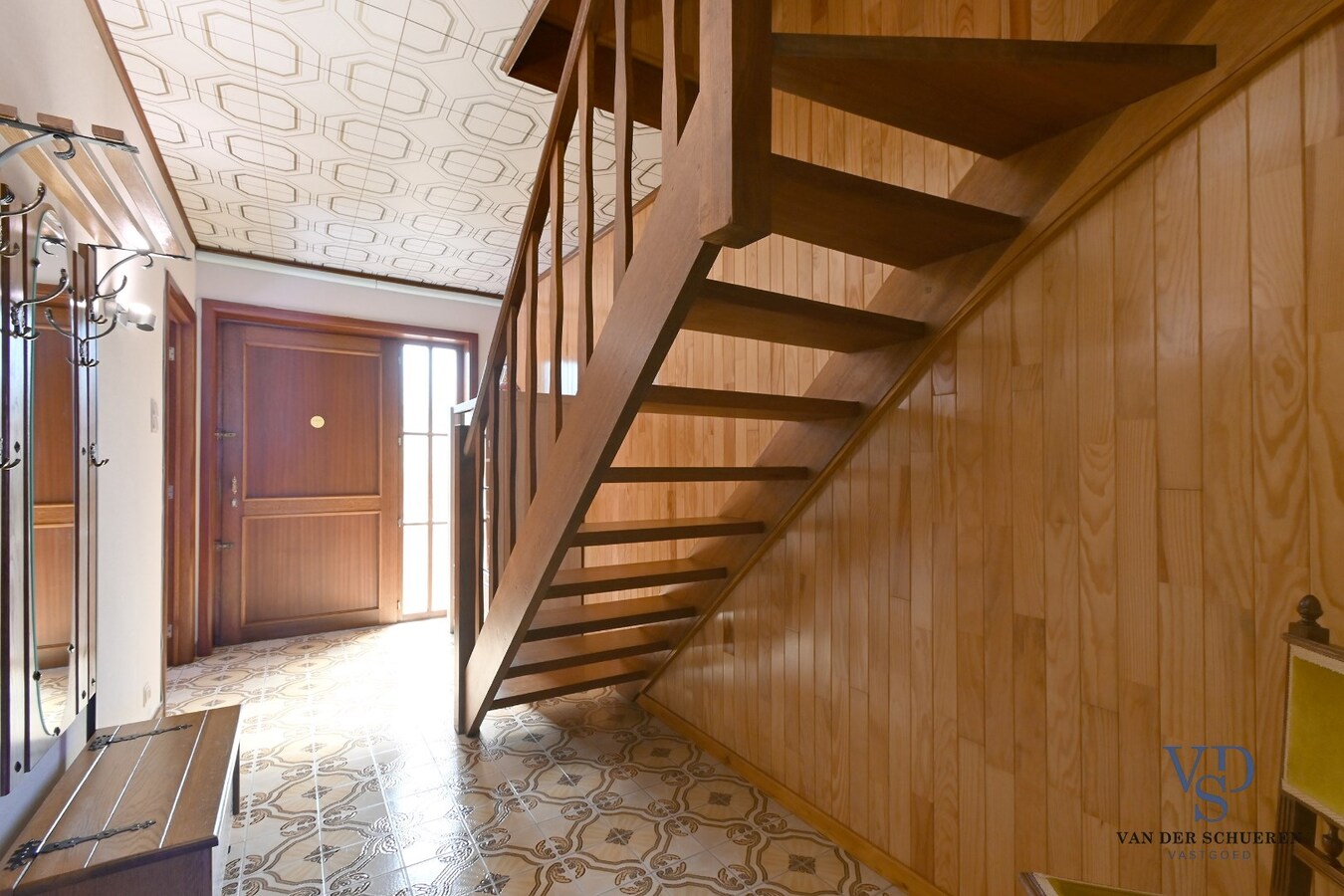 Op te frissen half open bebouwing 