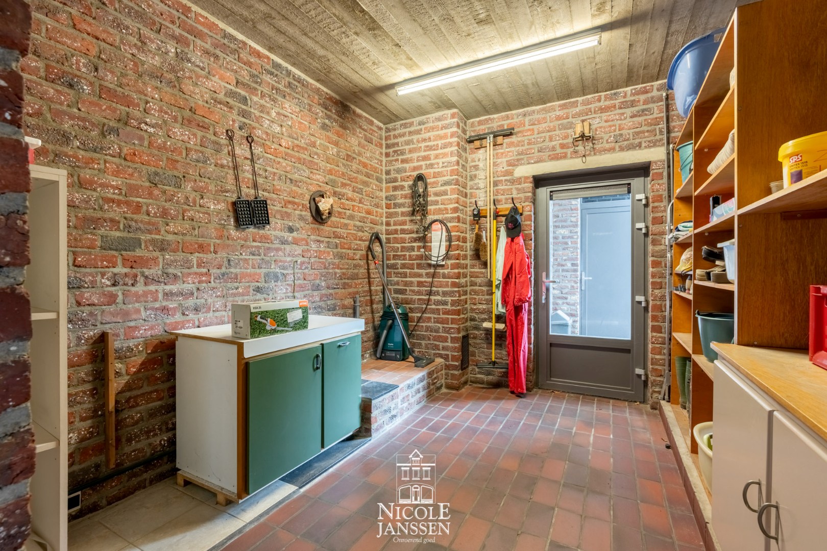 Zadelkamer voorzien van voldoende opbergruimte 