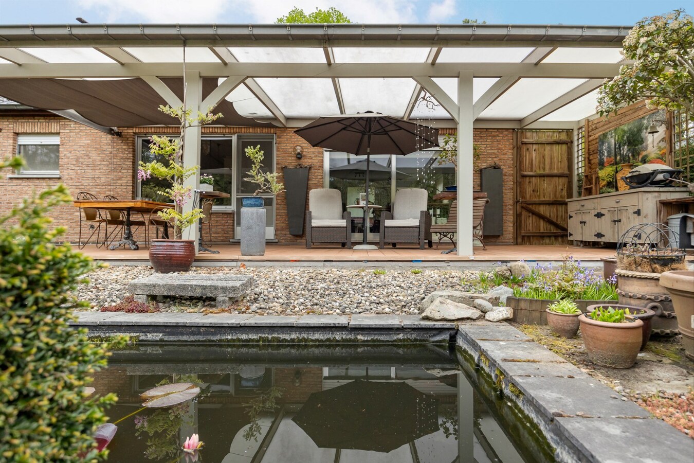 Rustig wonen in het groen –  gelijkvloerse woning op riant perceel van 2178 m² 