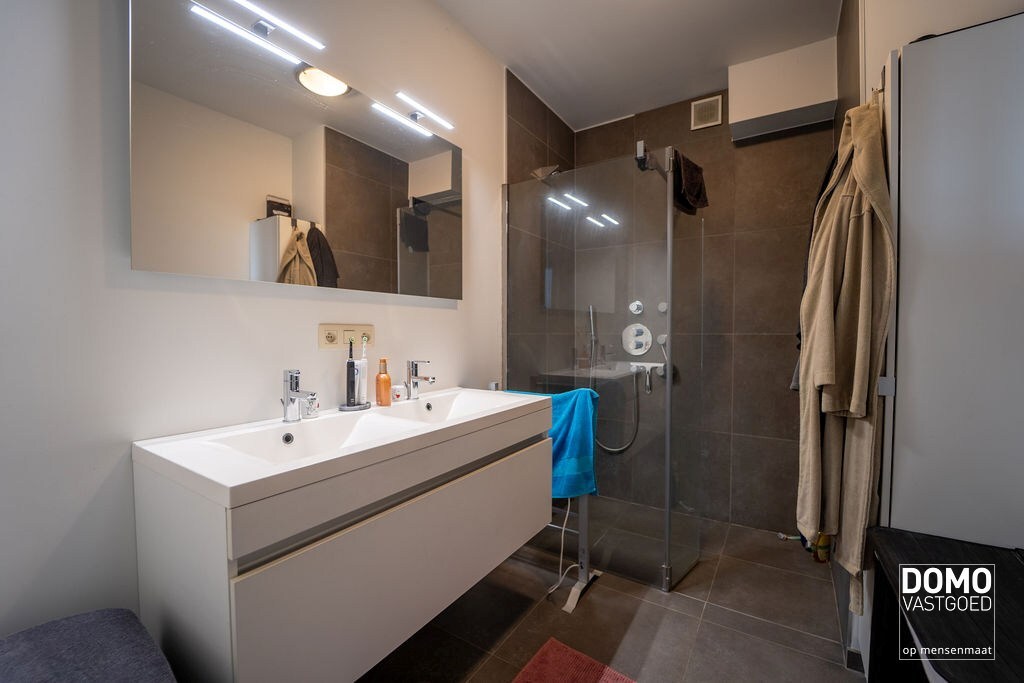 RUIM GELIJKVLOERS APPARTEMENT MET 2 SLAAPKAMERS, TERRAS EN PARKEERGELEGENHEID TE HASSELT (SINT-LAMBRECHTS-HERK) 