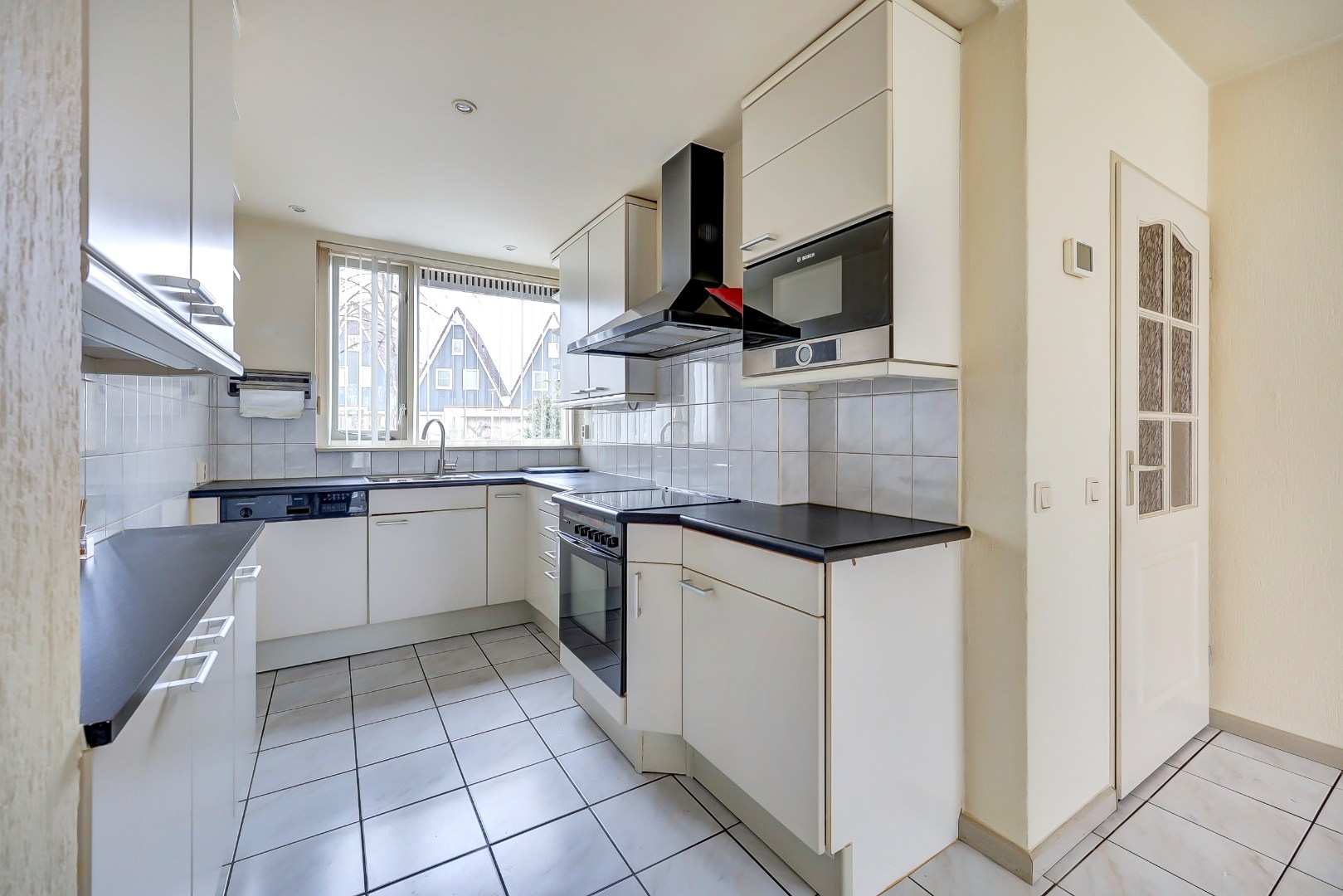 Ruime en lichte 2-onder-1-kap woning met parkeerplaats, garage, 3 slaapkamers, en zonnige tuin op het zuidwesten direct aan het water 