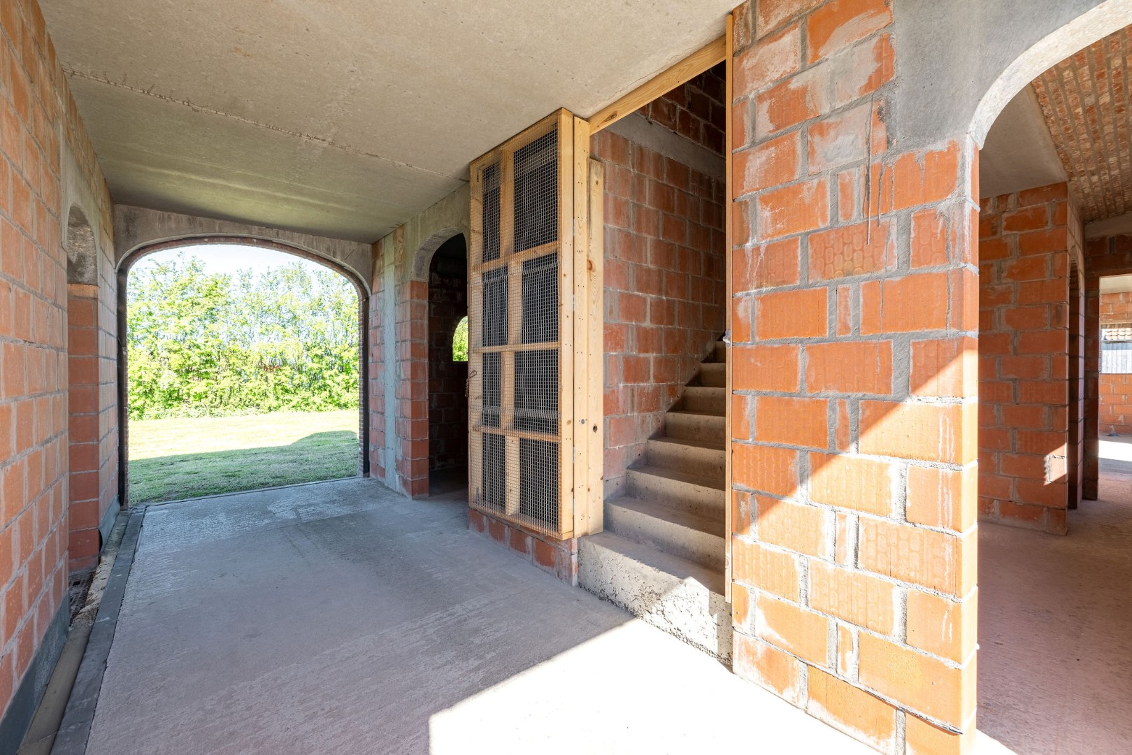 Landelijk gelegen ruwbouwhoeve met bijgebouwen op uitzonderlijk perceel van ca. 9.331 m² 