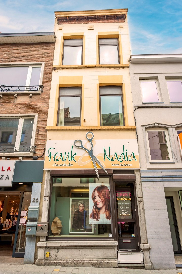 Handelspand met woonst te Halle-centrum 