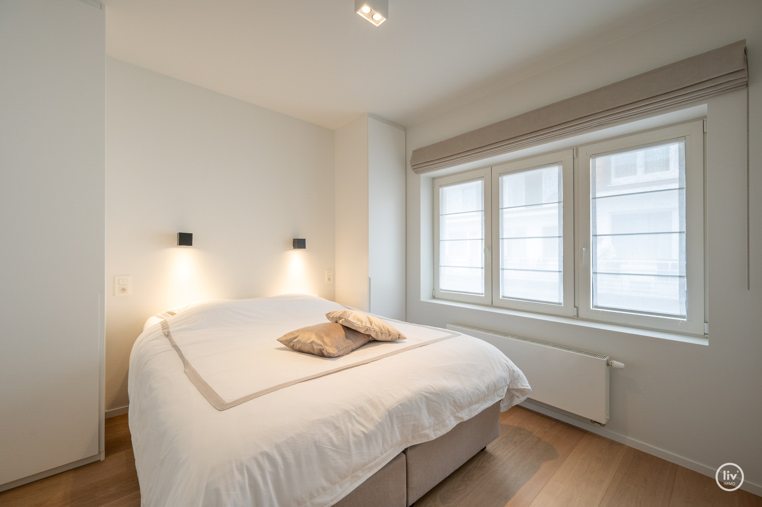 Recent gerenoveerd hoekappartement in een villaresidentie op enkele passen van de zee 
