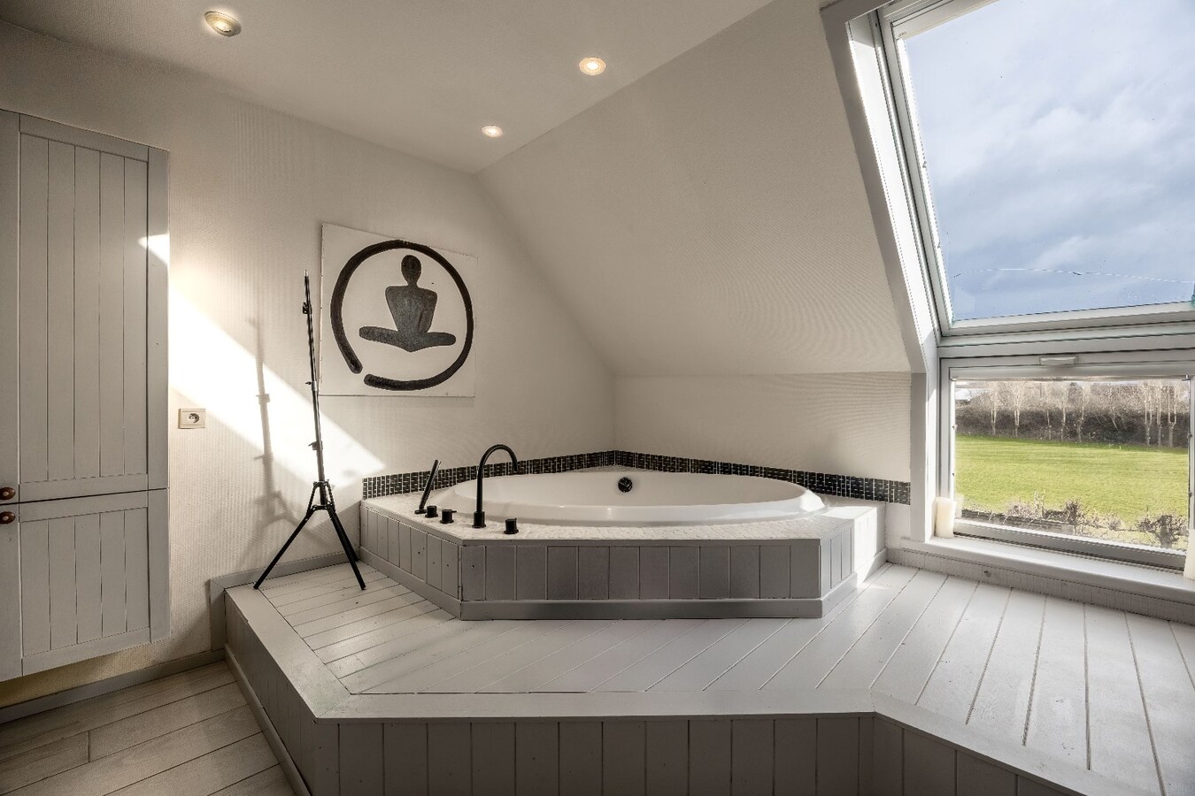 Ruime en veelzijdige bel-étagewoning met 5 slaapkamers, zuidgerichte terrassen en studio/praktijkruimte nabij de zeedijk. 