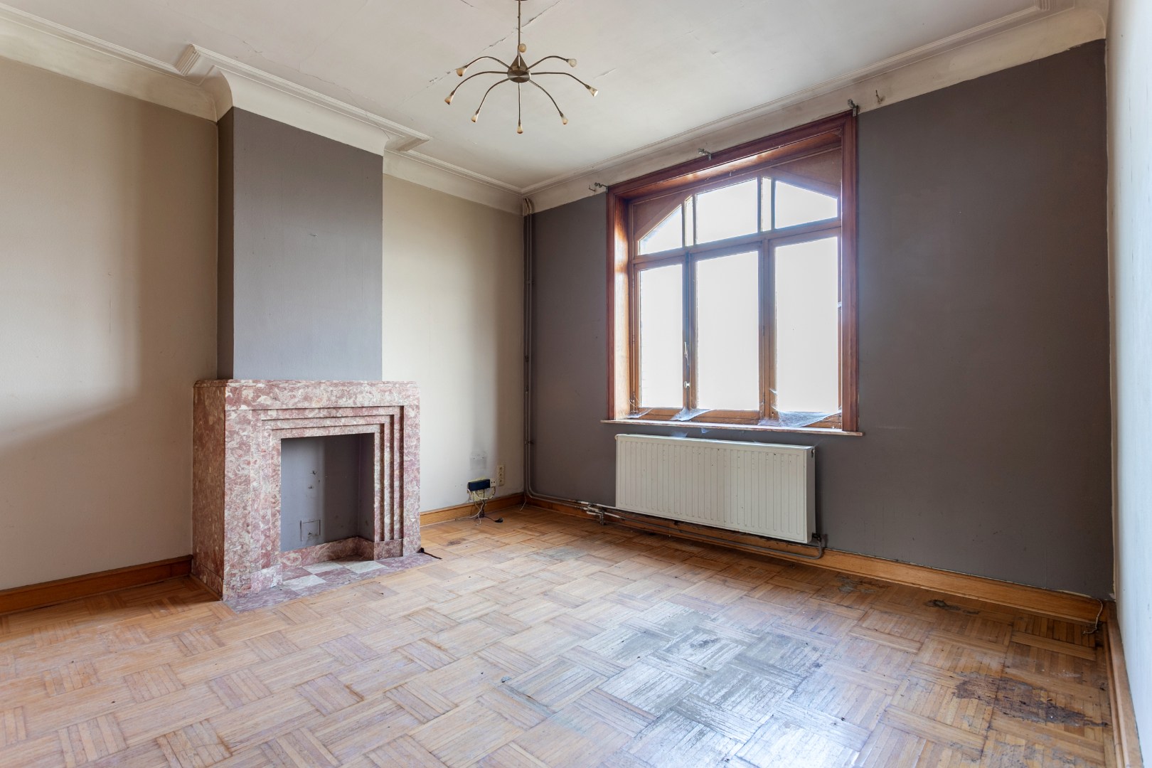 Kraktervolle woning met veel potentieel, 2 autostaanplaatsen en tuin te Dworp 