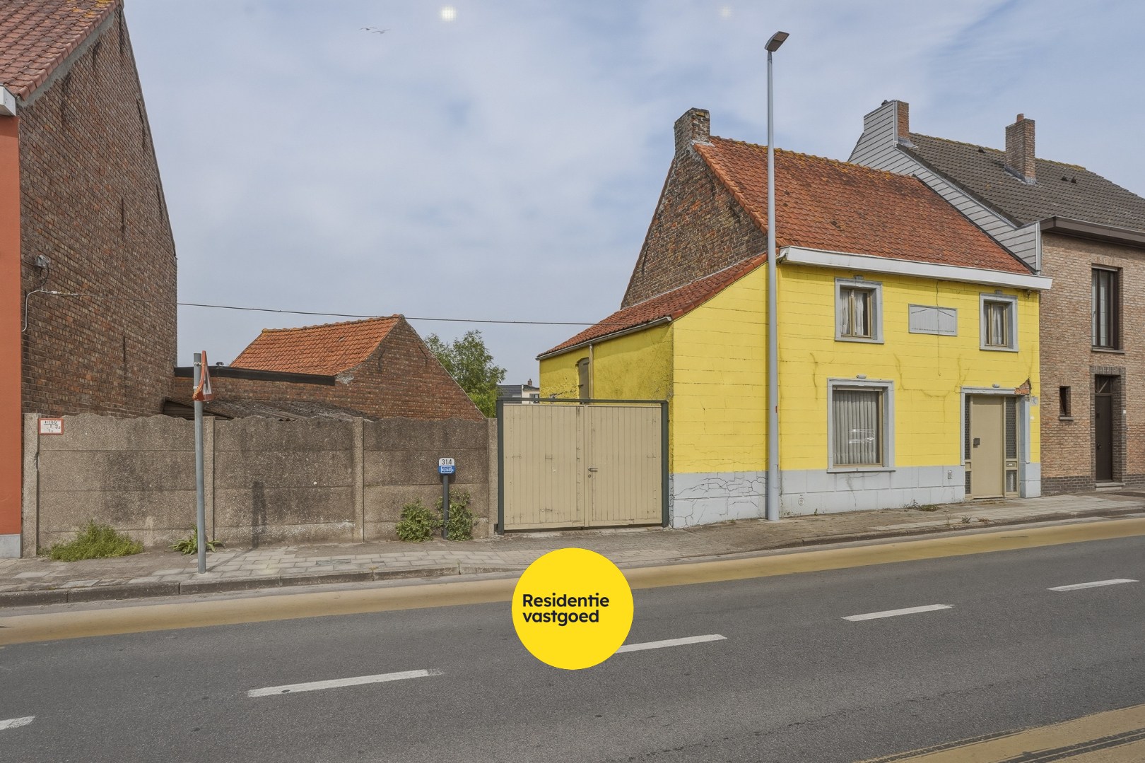 Te renoveren halfopen woning met tuin en oprit/garage 