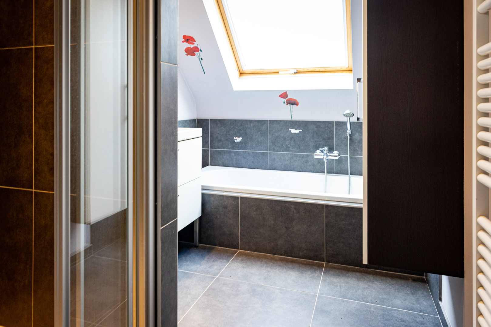 Energiezuinig ruim duplex app. met 3 slpks, terras en 2 autostandplaatsen te Maldegem 