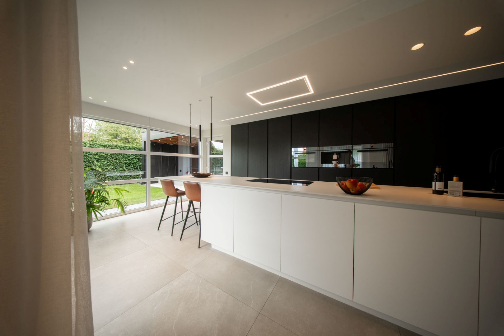 Verrassend luxueus afgewerkte woning met tuin en garage 