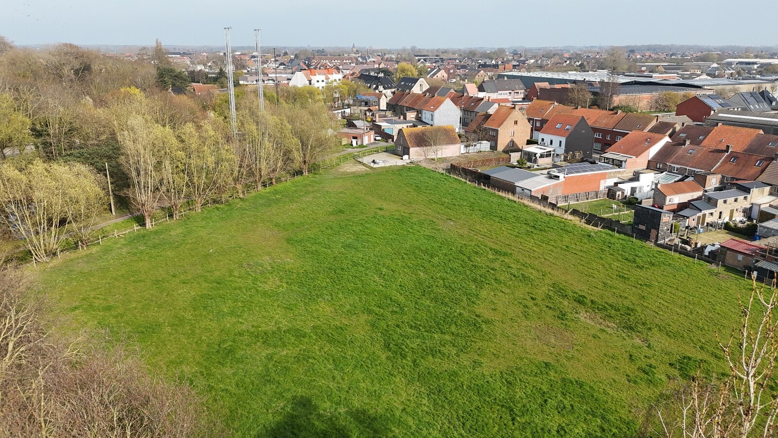 Alleenstaande woning met naastliggend stuk bouwgrond en weide te Eernegem 