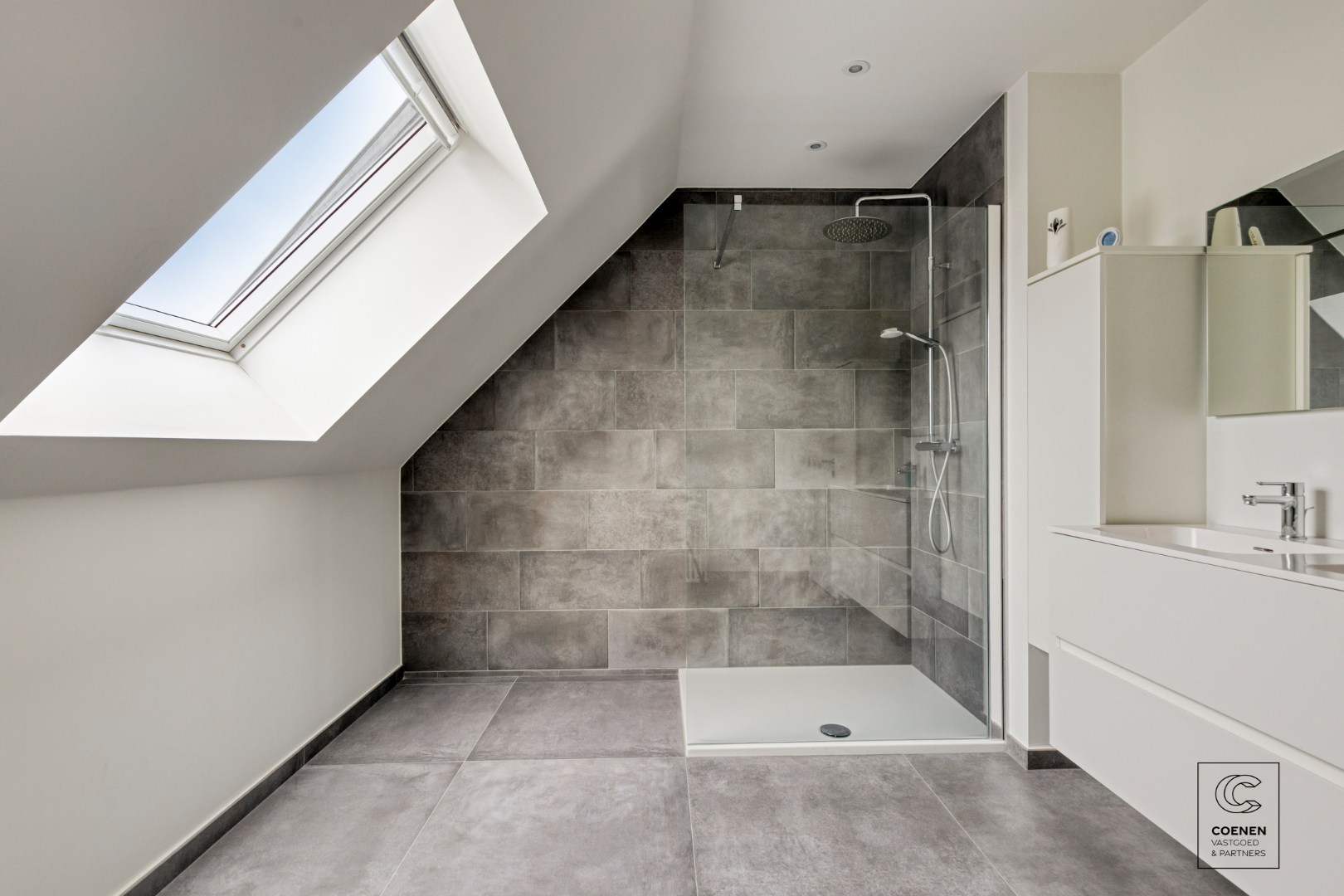 Gerenoveerde woning met 4 à 5 slpk's op een gunstige ligging te Oelegem! 