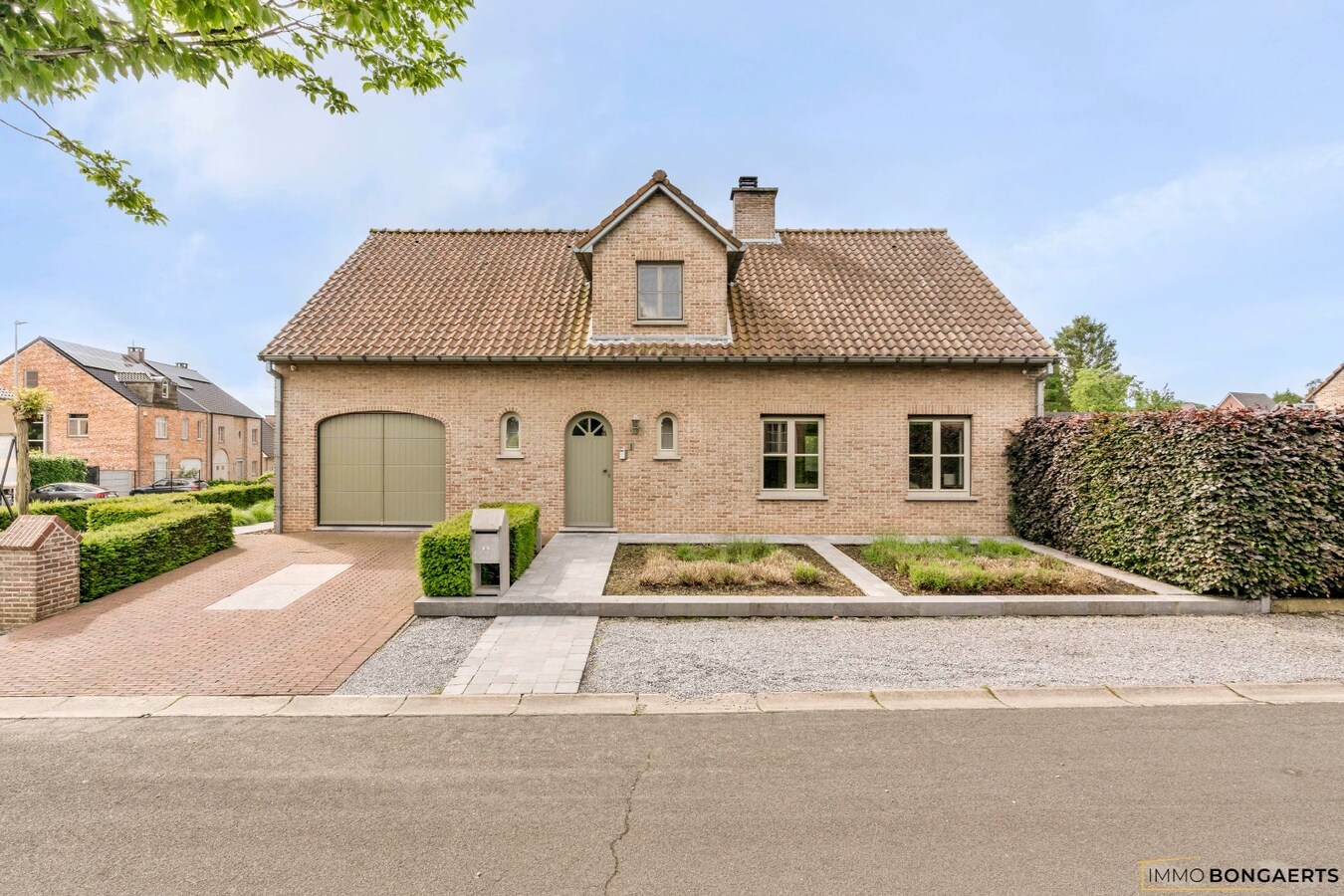 Ruime woning op een zeer rustige locatie met tuin, garage, carport en 3 slaapkamers in Opglabbeek. 