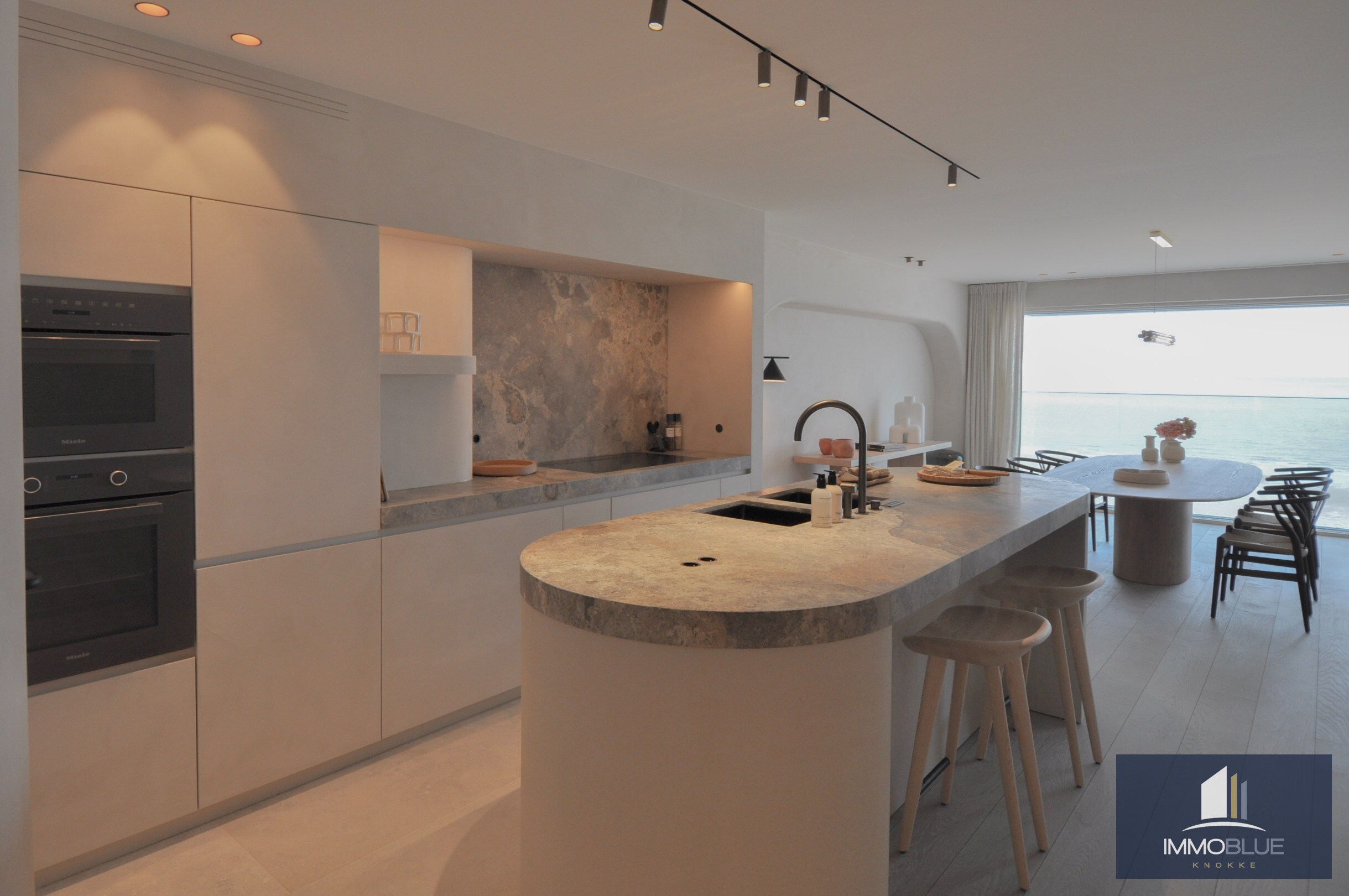 Appartement exceptionnel avec vue frontale sur la mer et une façade d’environ 11,5 mètres, situé au Zoute. 