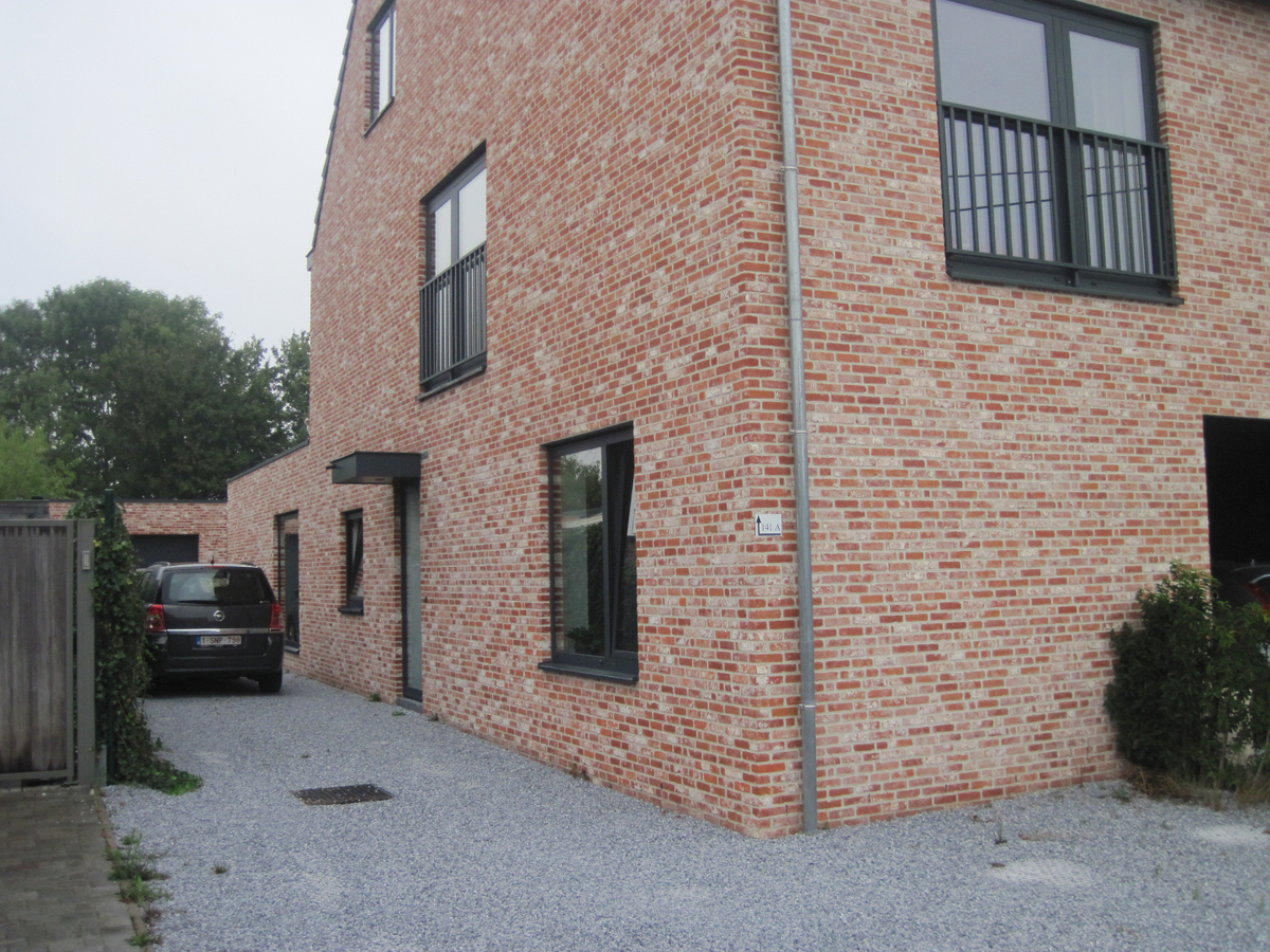 Exceptioneel ruim gelijkvloers appartement. Geen vaste kosten ! 