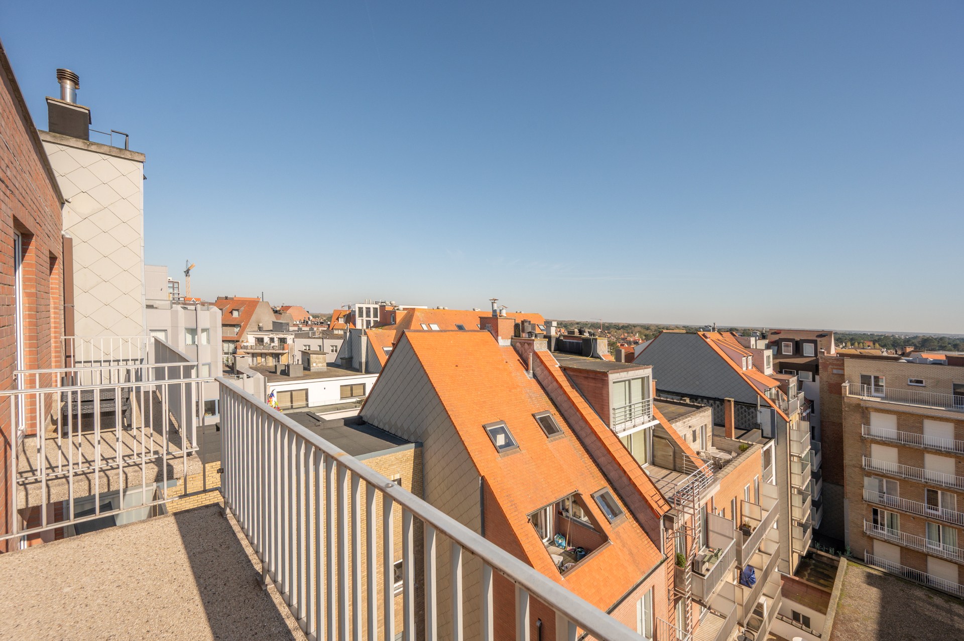 Prachtig gerenoveerd en instapklaar appartement met 3 slaapkamers en frontaal zeezicht, gelegen in een prestigieuze residentie op de zeedijk in het Zoute. 