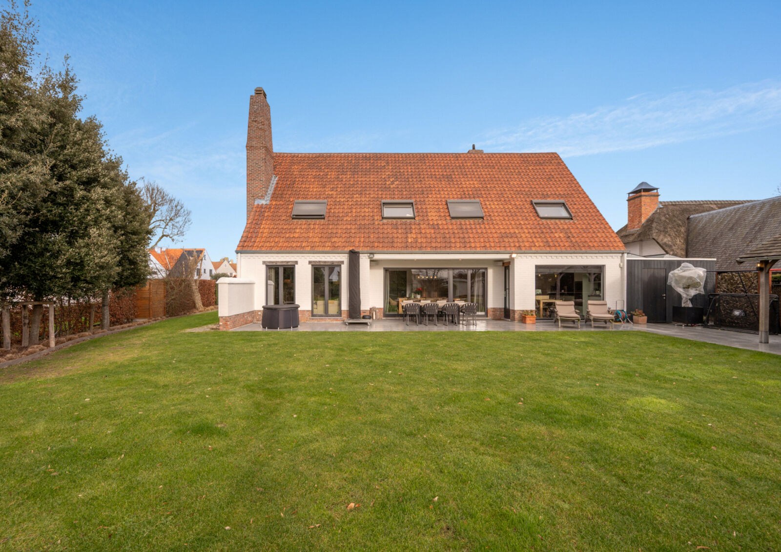 Prachtig gerenoveerde alleenstaande villa geniet van een uitstekende centrale ligging, op slechts enkele minuten van het centrum van Knokke. 