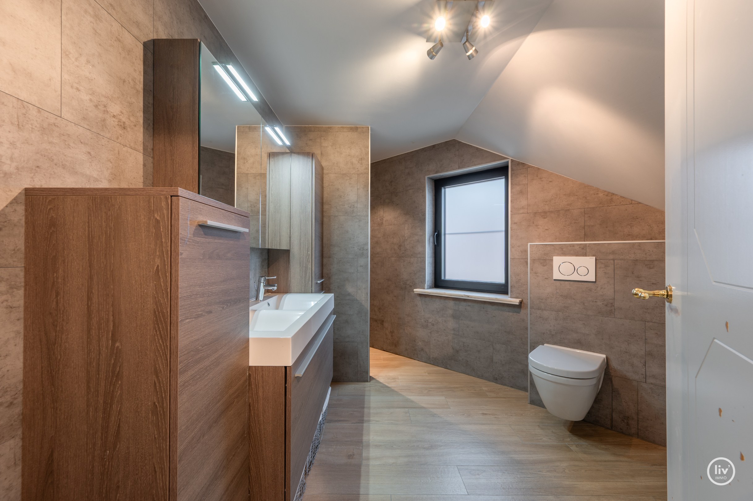 Centrale gelegen villa gelegen op een boogscheut van Knokke Centrum met ruim perceel (ideaal in combinatie met een commerciële activiteit) 