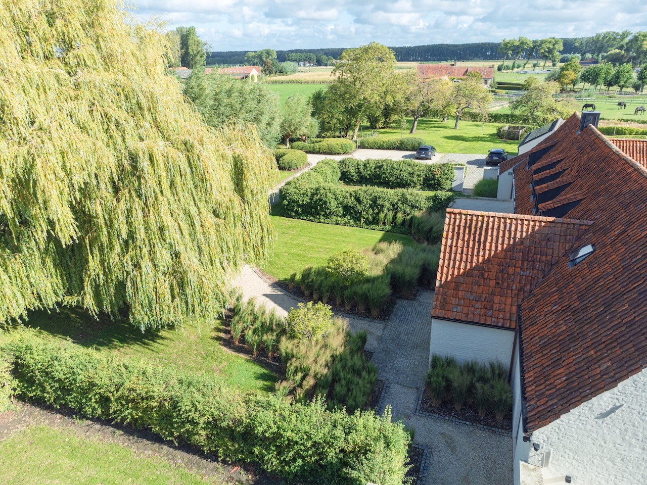 Uitzonderlijk gerenoveerde Hoeve met bijhuis op een domein van 1,5 hectare 