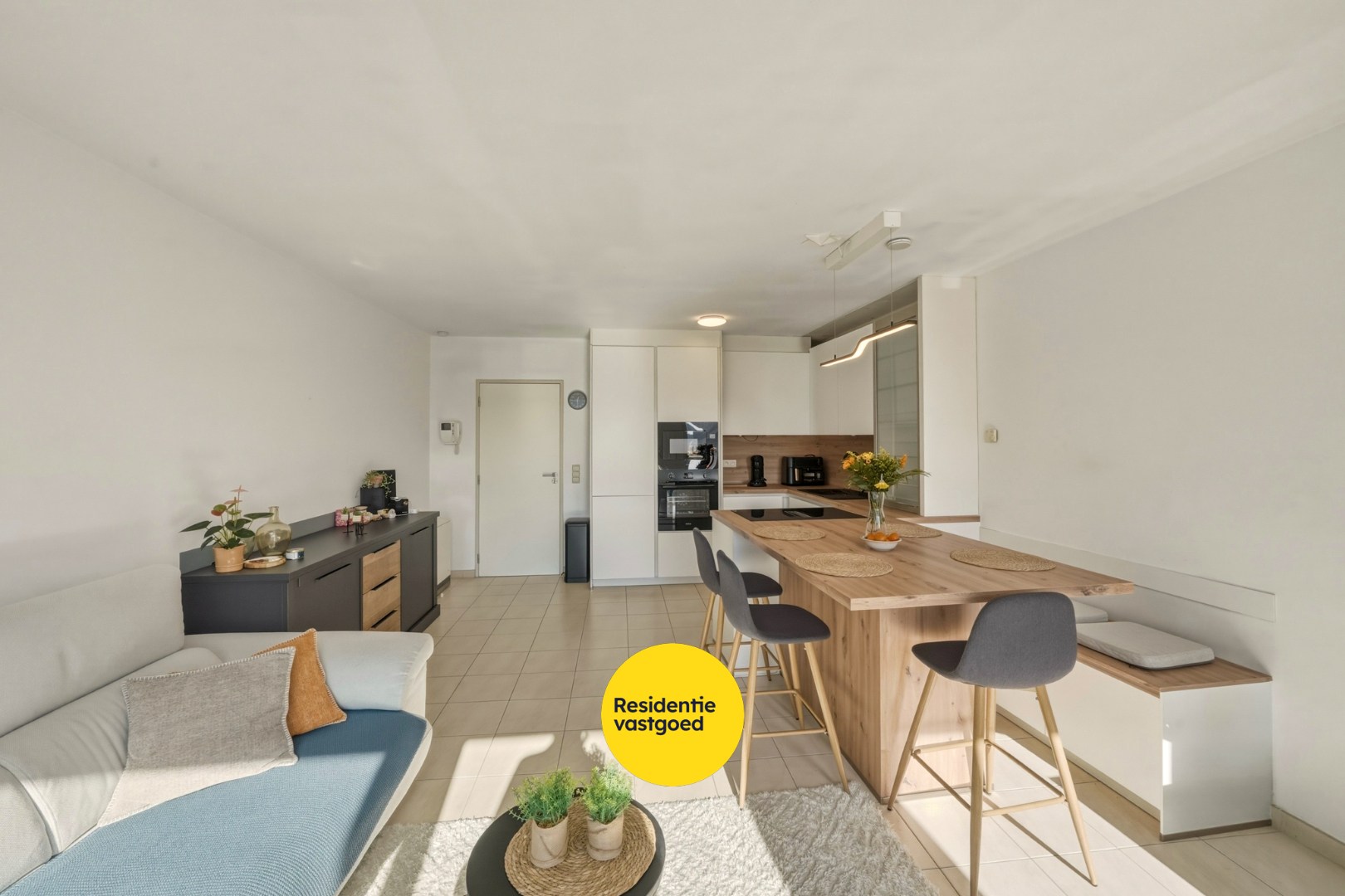 Instapklaar 3- slaapkamerappartement op toplocatie aan het strand! 