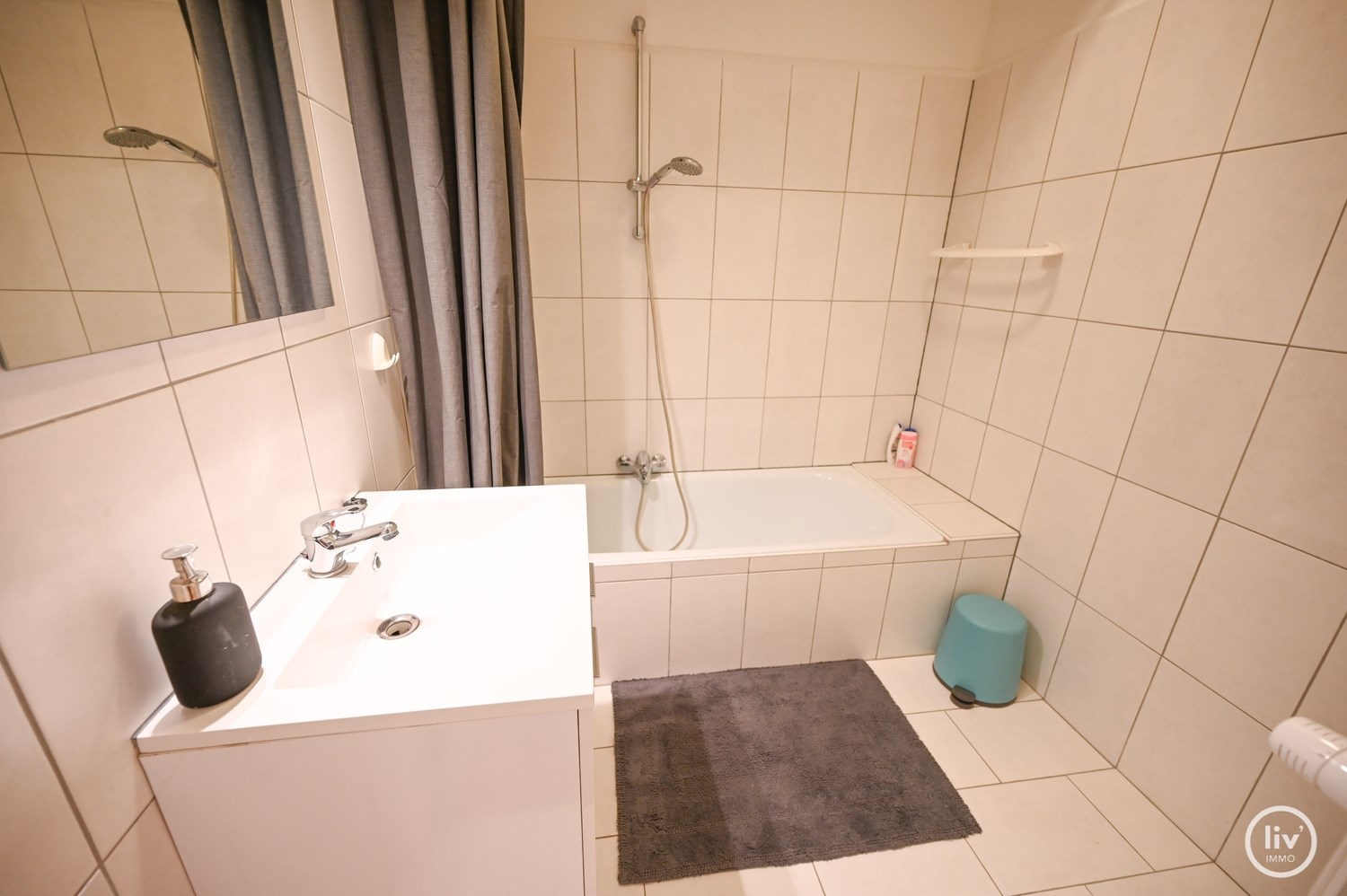 GEMEUBELD: Gelijkvloersappartement met terras, gelegen dichtbij het Van Bunnenplein en de zeedijk te Knokke.. 