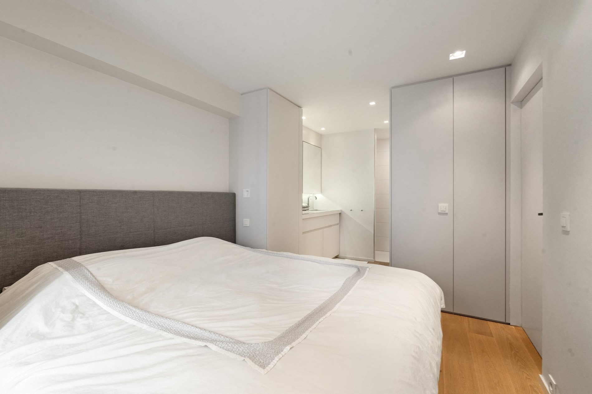 Bel appartement rénové, spacieux avec 2 chambres et une belle largeur de façade, situé au centre de l'avenue Lippens à Knokke. 