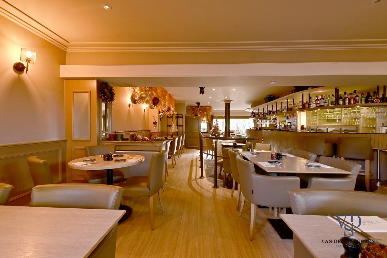 Handelspand (>300 m²) en 2 appartementen. 