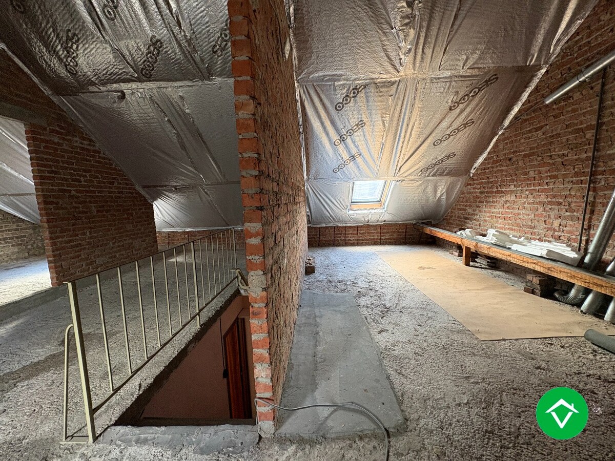 Te koop: Uniek gebouw met 2 appartementen, garage en ruime tuin – hartje Nieuwpoort-Stad 