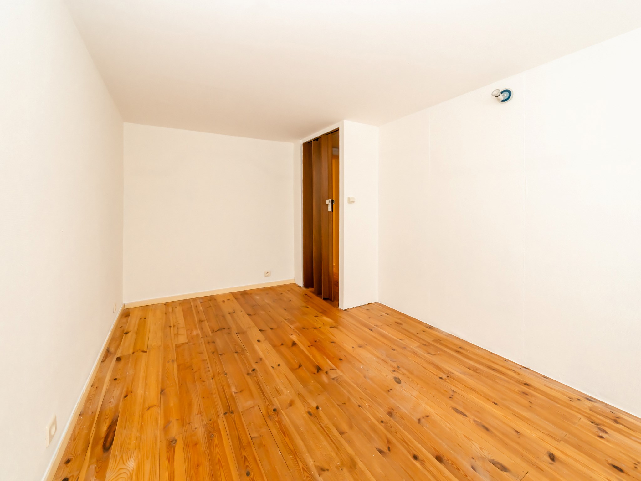 Gerenoveerde 3-gevelwoning met 3 kamers, garage en tuin 